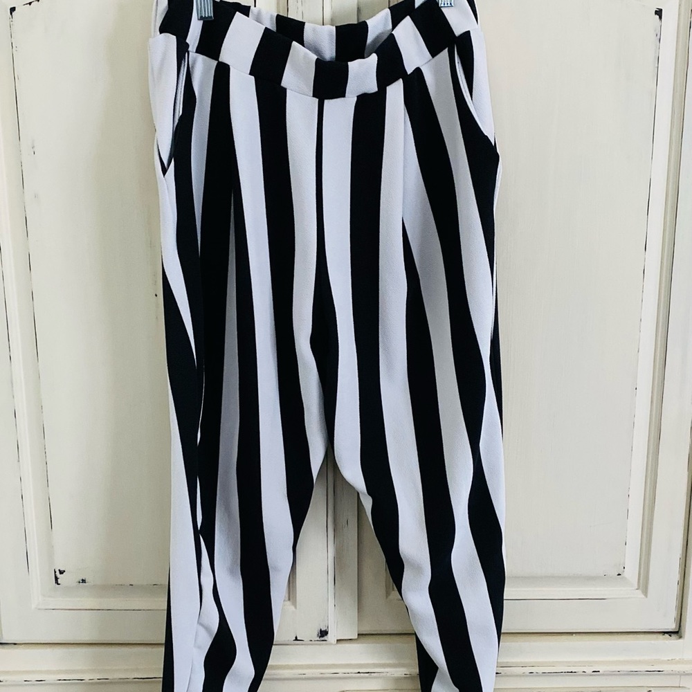 Boohoo Black and White Capri Pants